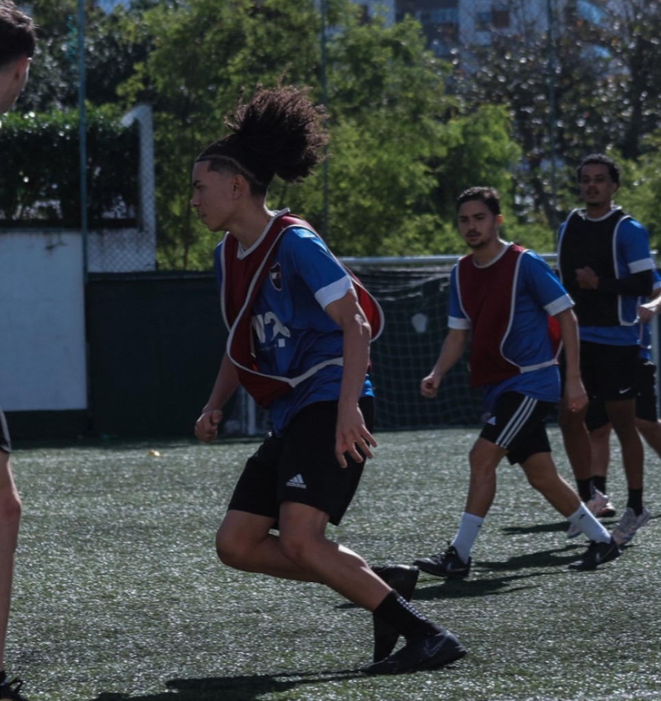 Atletas W2G Sports em treinamento no campo